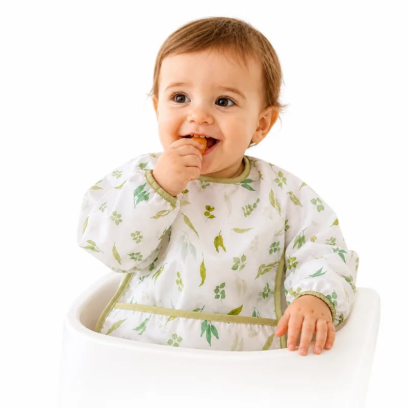 Bebê usando babador durante a alimentação