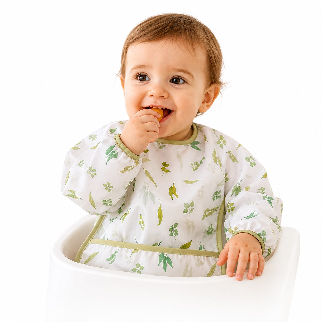 Bebê usando babador durante a alimentação
